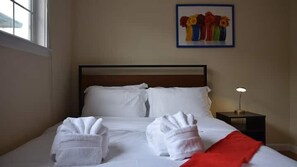 3 habitaciones, tabla de planchar con plancha, wifi y ropa de cama
