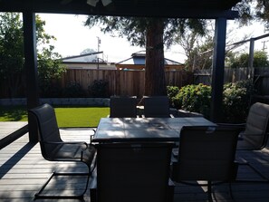 Outdoor dining - 3BR 2BA + Bonus Living RM/ Drive or take bart to San Francisco (Newark)