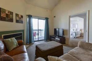 3 bedrooms, iron/ironing board, travel cot, WiFi - Bella Restare - Amenities walking distance! (Branson)