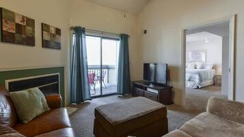 3 bedrooms, desk, iron/ironing board, travel cot