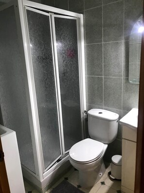 Douche, sèche-cheveux, serviettes fournies, papier toilette