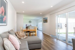 TV, Netflix, streaming services - Cook's House @ Tailem Bend (Tailem Bend)