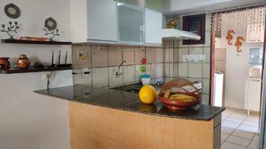 Een koelkast, een microgolfoven, een oven, een kookplaat