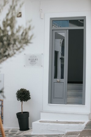 Front of property - Kissos Luxury Suites (Naxos)