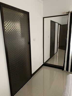 4 habitaciones, tabla de planchar con plancha, wifi y ropa de cama 