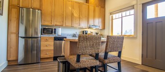 Perfecte locatie, nieuw gebouwd en vermeld, 1 blok naar de stad, KILLER uitzicht, huisdieren ok.