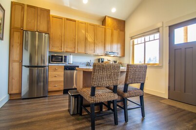 Views! 1 Blk to Town,New+Spotless, pets ok- Middle