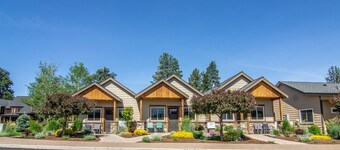 完璧なロケーション、新しく建てられ、リストされている、町まで1ブロック、キラービュー、ペット可。