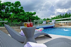 Outdoor pool - Hotel TerraTacuara (Armenia)