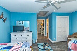 5 bedrooms, WiFi, bed sheets - Ocean view home, remodeled with large bedrooms and living space! Wrap around porches for enjoyment (Bald Head Island)
