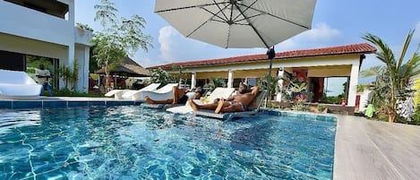 Una piscina al aire libre