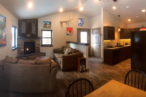 Smart-TV, Kamin, DVD-Player, BĂŒcher