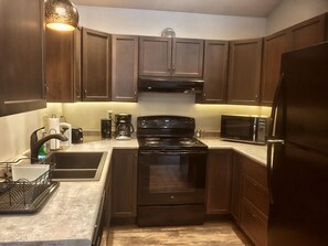 Kjøleskap, mikrobølgeovn, ovn og kokeplater