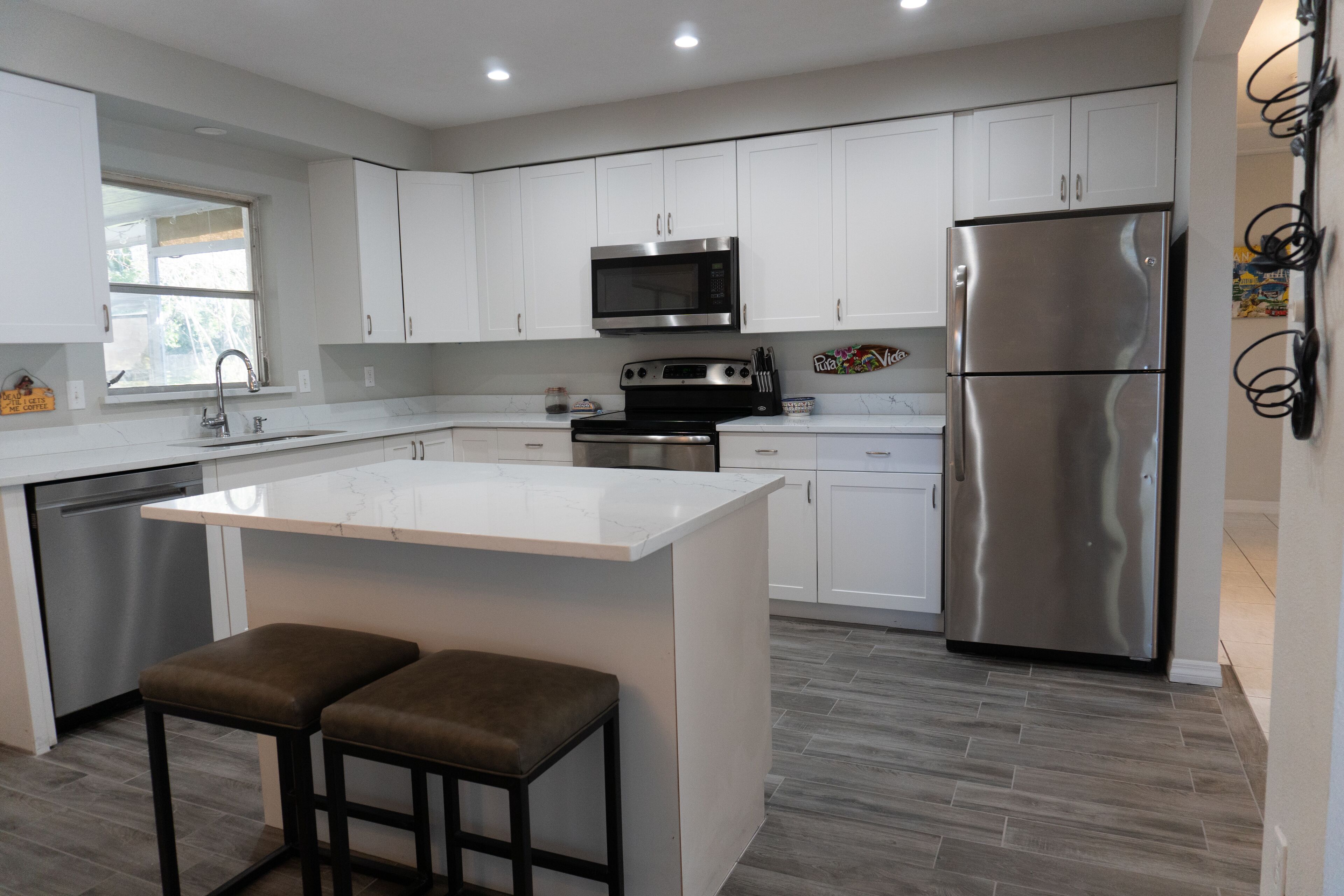 Kjøleskap, mikrobølgeovn, ovn og kokeplater