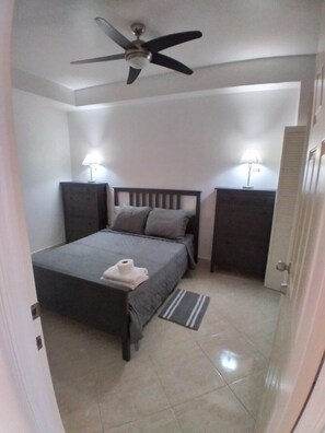 Quarto urbano, vista para o mar | Individualmente mobiliados, cortinas blackout