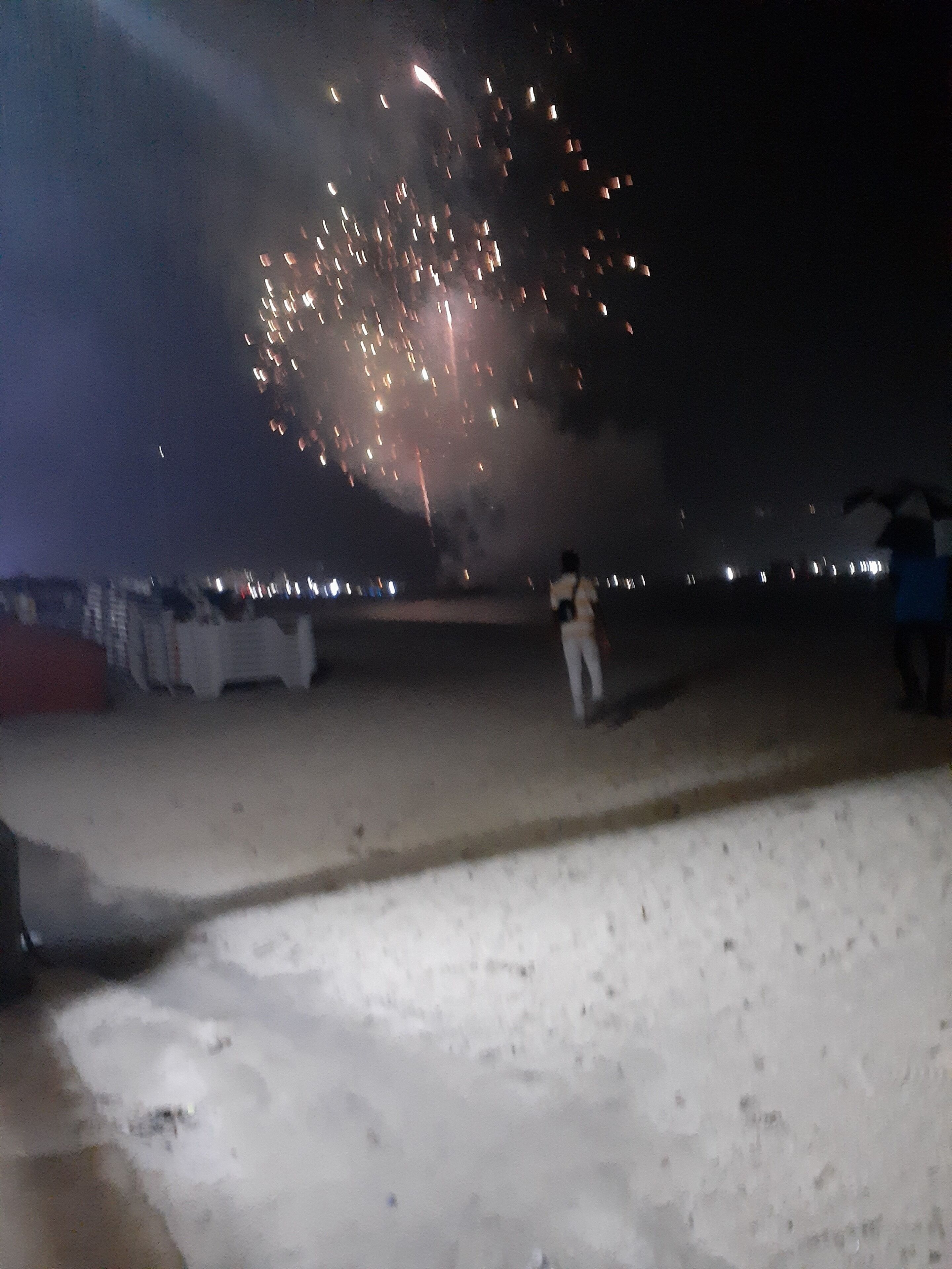 Escena nocturna con fuegos artificiales en el cielo.