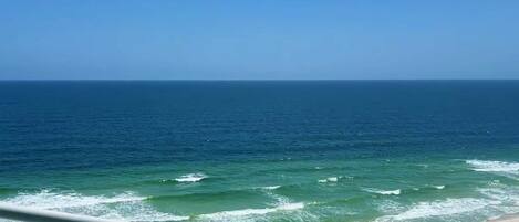 Na praia, espreguiçadeiras, toalhas de praia