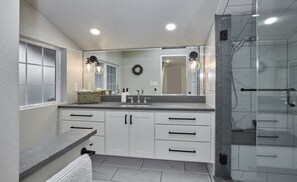 Bañera con ducha, secador de pelo, toallas, jabón