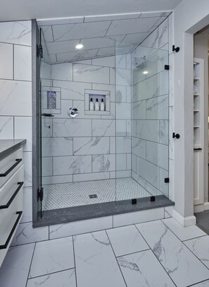 Combined shower/bathtub, hair dryer, towels, soap - Oakway Blissful Abode, Walk to Autzen Stadium (Eugene)
