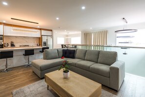 エリート ヴィラ シービュー | リビング エリア | 55 インチの薄型テレビ (デジタル放送視聴可)、テレビ、Netflix