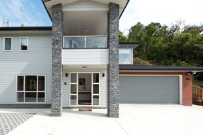 Front of property - Brand New 5BR home with view of the sea (Auckland)