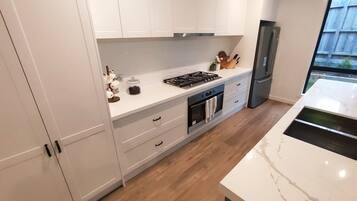 Jääkaappi, mikroaaltouuni, uuni, liesi