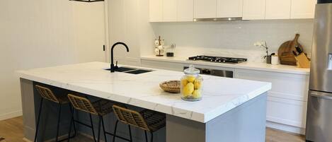 Frigorífic, microones, forn i placa de cuina