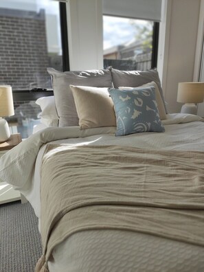 4 bedrooms, iron/ironing board, free WiFi, bed sheets