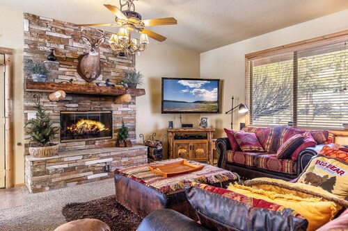 Boulder Bay Willow Lodge has  2 Hot Tubs, two living areas, and two game rooms.