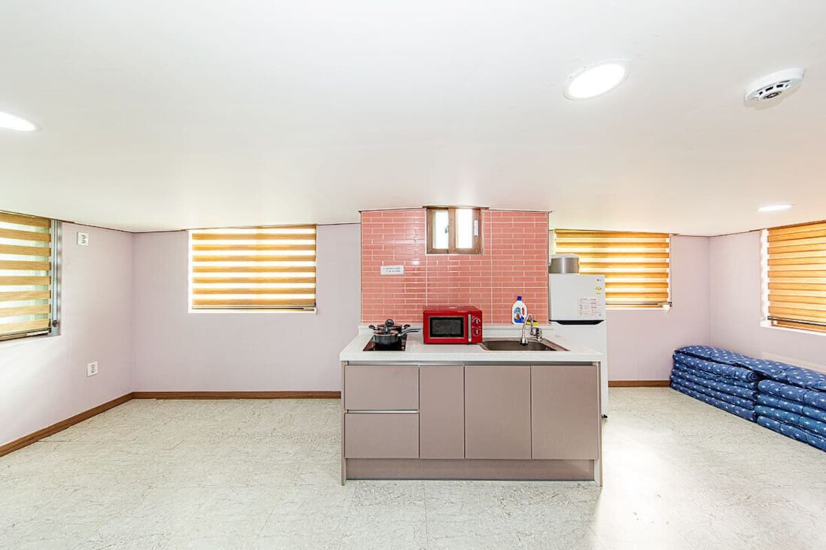 402 | Cocina básica privada | Frigorífico, microondas, placa de cocina y arrocera