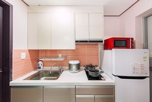 301 | Private kitchenette | Fridge, microwave, stovetop, rice cooker