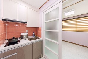Refrigerador, microondas, placa de cocina, arrocera