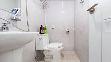 203 | Bathroom | Shower, towels, soap, shampoo