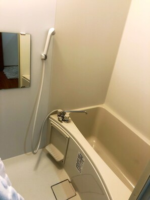 Separate bathtub and shower, free toiletries, hair dryer, slippers - Yokohama WORLD Family House (Yokohama)