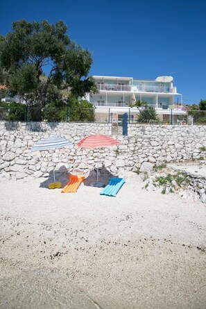 On the beach, white sand, sun-loungers, beach umbrellas - Gem of the Sea Alenka (Seget)