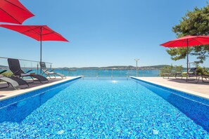 室外游泳池，08:00 至 19:00 开放，池畔遮阳伞，日光浴躺椅