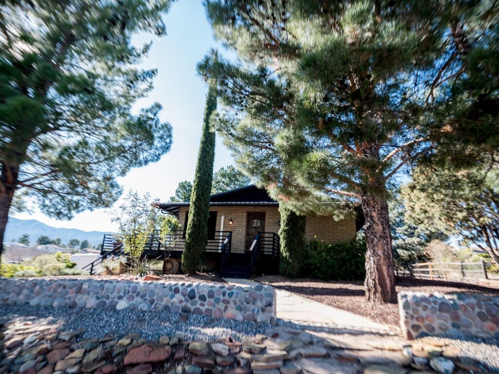 High Desert Oasis! Cozy house in Cottonwood near Sedona, with Deck & Privacy