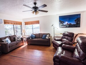 Smart-TV, DVD-spiller, bøker og filmbibliotek