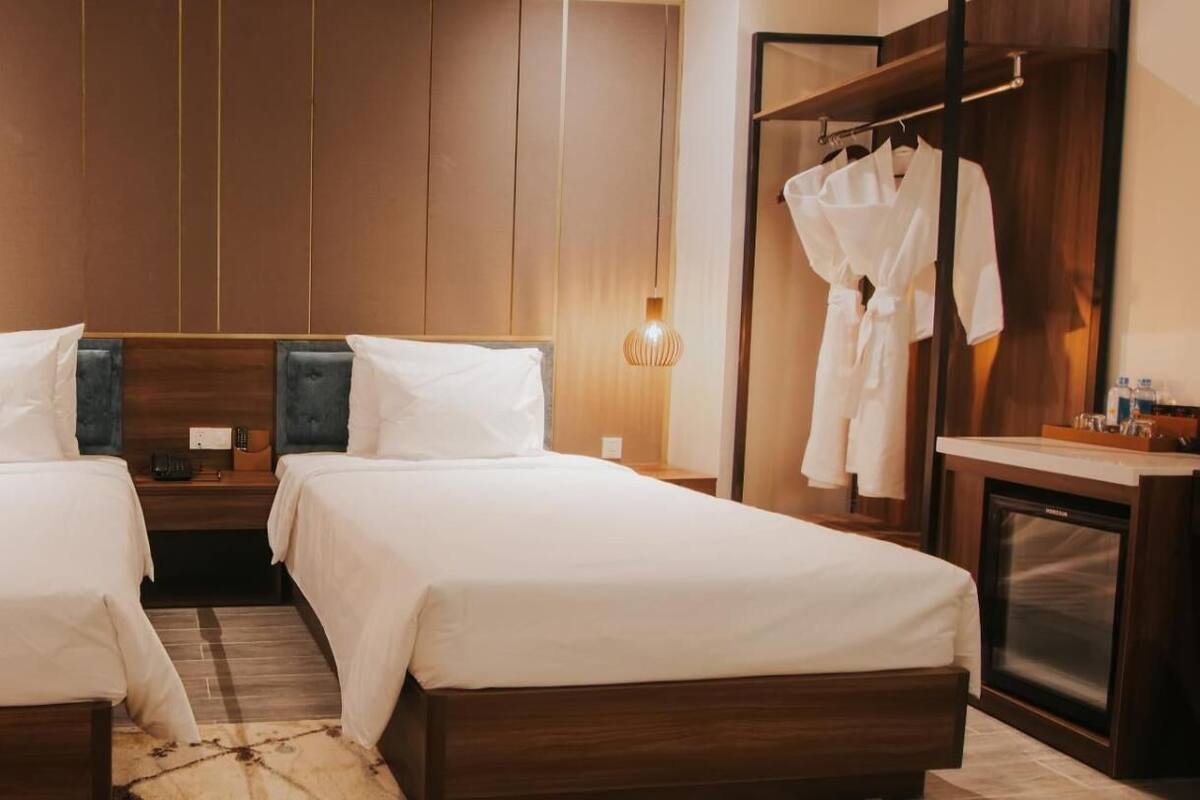 Minibar, két bảo mật tại phòng, bàn 