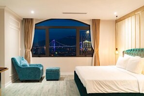 Minibar, coffres-forts dans les chambres, bureau, Wi-Fi gratuit