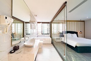 Toalettartikler (inkludert), hårføner, badekåper og tøfler