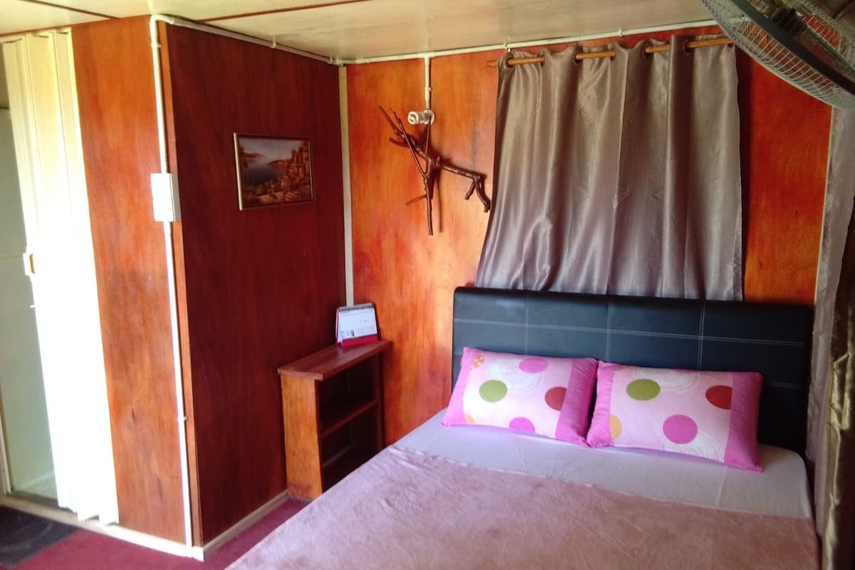 Standard Room | Hypo-allergenic bedding available, desk, iron/ironing board (on request)