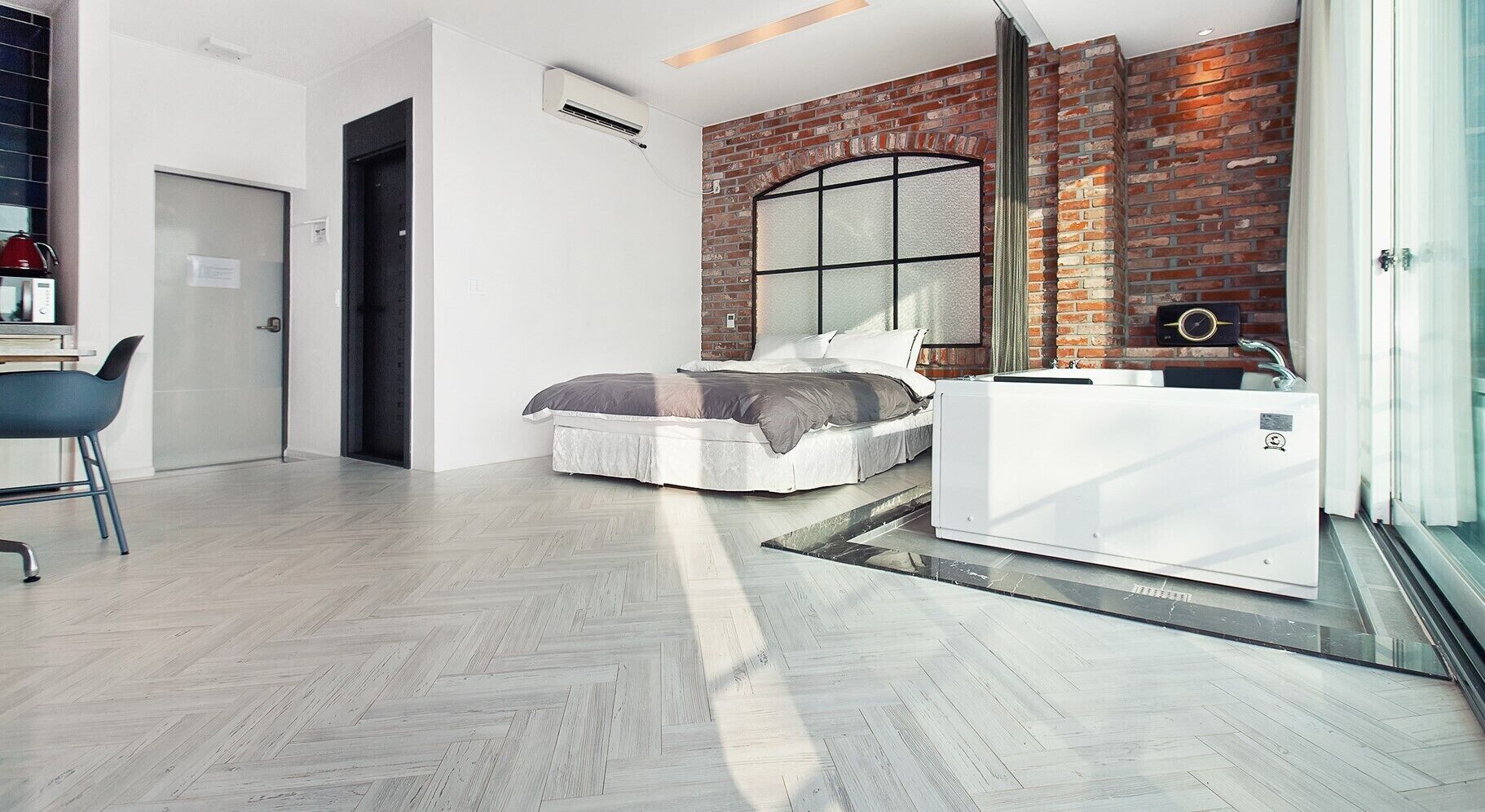 mid century room | free wifi