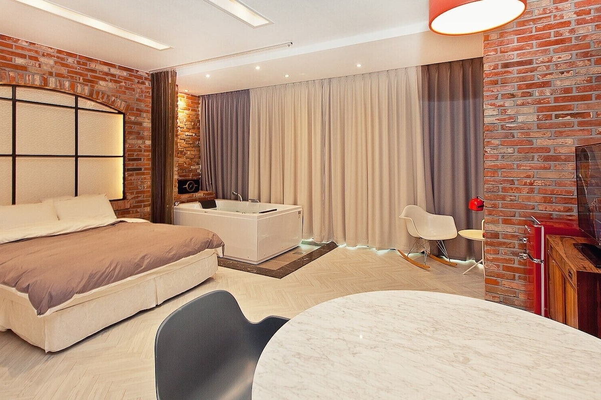 mid century room | free wifi