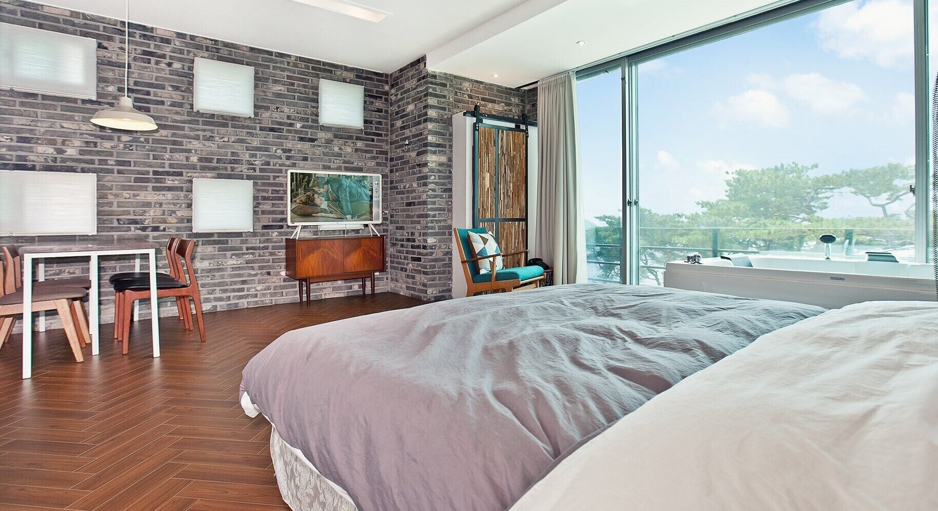 analog room | free wifi