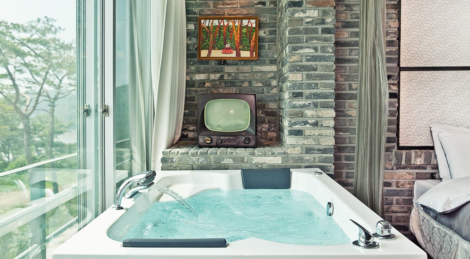 analog room | jetted bathtub