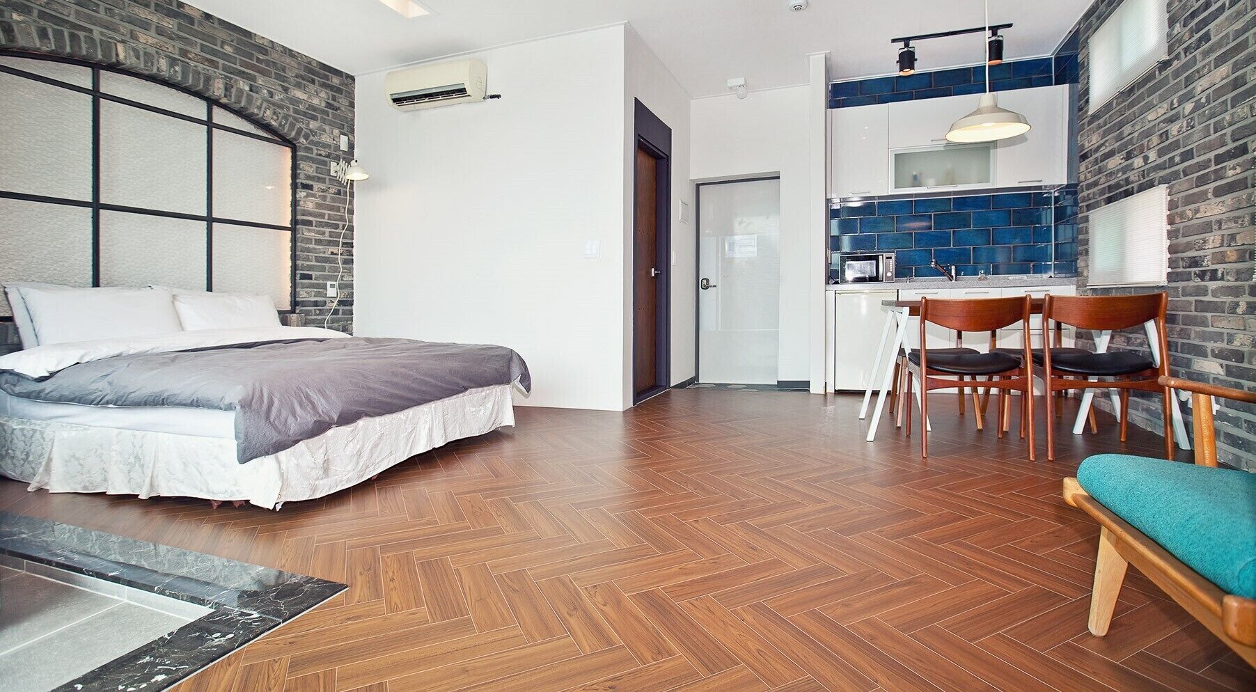 analog room | free wifi