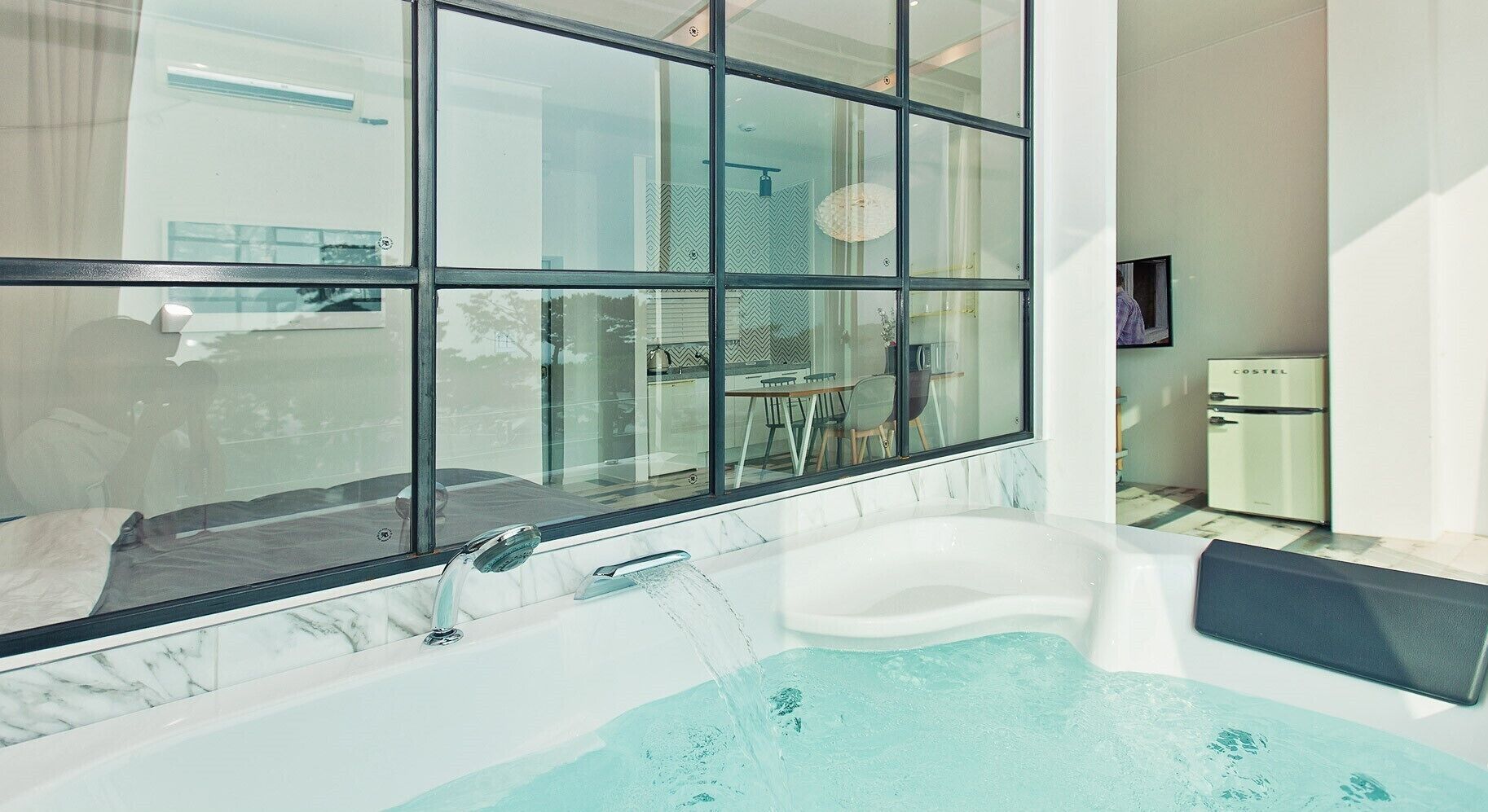 natural room | jetted bathtub