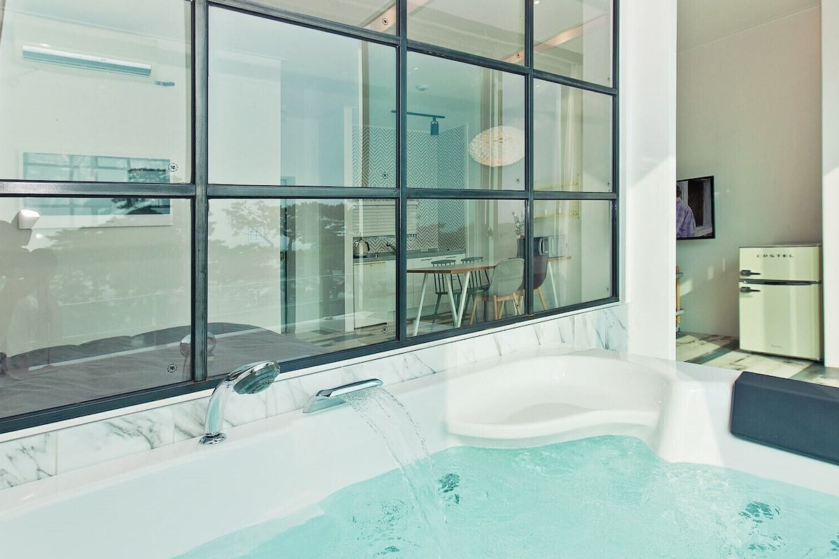 natural room | jetted bathtub