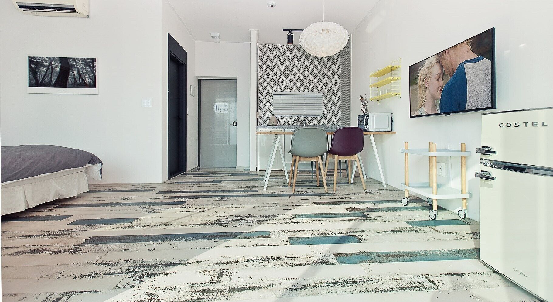 natural room | living area | flat-screen tv